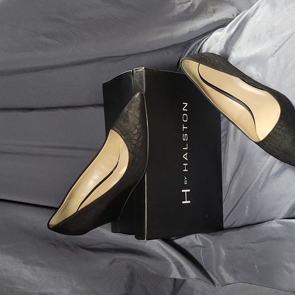 NWT - H by Halston Embossed Croco Leather Wedges Size 8 Taupe